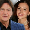 Млађа ћерка Здравка Чолића лумпује у кафани: Показала разлику на телу од сунчања - Лара позира са чашом, има осмех који…