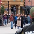 Naprednjaci izašli iz kola sa motkama, tukli ljude, snimljene i tablice vozila, a samo jedna osoba uhapšena: Zašto policija ne…