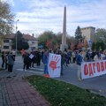 Mitrovčani kod autobuske stanice „Sirmium busa“ odali počast žrtvama saobraćajne nesreće u kojoj su tri osobe stradale FOTO…