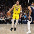 Jokić gledao magiju Luke Dončića! Denver se raspao u drugom poluvremenu, Slovenac zabeležio impresivan tripl-dabl! (video)