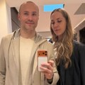 Aca Sofronijević sa ženom u provodu: Kosana u šik autfitu, kao da se nije porodila pre mesec i po dana: "Naš prvi izlazak"…