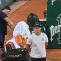 Briga na RG: Đoković neraspoložen seo na klupu, glavu prekrio peškirom, odmah reagovao Miljan Amanović