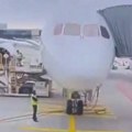 Nestvaran snimak sa aerodroma: Avionu u Frankfurtu pukao prednji stajni trap, završio je nosom na zemlji (video)