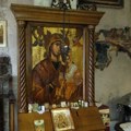 Postoje dva ispravna načina! Da li ikona treba da stoji na istočnom zidu? Sveštenici objasnili na koji zid u kući je treba…