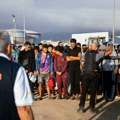 Španska policija rasteruje migrante sa plaža u Seuti u privremeni smeštaj
