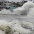 Upozorenja na klizišta i poplave u Japanu, zbog približavanja tajfuna Dudžuan