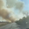 POŽAR NA NJIVAMA: Gust dim prekrio put u Drenovcu, vidljivost gotovo nikakva