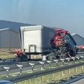 VIDEO: Težak sudar dva kamiona kod petlje Novi Banovci, nema povređenih