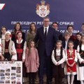 Vučić uneo badnjak u Predsedništvo Snažna poruka predsednika Srbije, dočekao decu iz Severne Makedonije