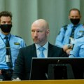 Norveška vlada traži da Anders Brejvik ostane u samici jer je i dalje opasan