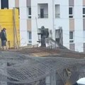 Urušio se sprat zgrade Užas u Nišu, daske i beton svuda po putu (VIDEO)