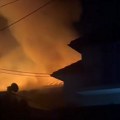 VIDEO: Vatrogasci već osam sati gase požar u kineskom magacinu u Surčinu