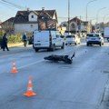Motor oboren, kaciga ostala na trotoaru: Žestok sudar dvotočkaša i kombija u Čačku, povređen mladić (18) (foto)