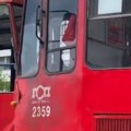 Puklo staklo, limarija, srča na sve strane! Haos na Novom Beogradu: Sudarila se dva tramvaja kod okretnice (video)