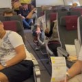 Putnici u avioni proživeli pravi pakao: Satima bili zatočeni u letelici, pojavili se snimci (video)