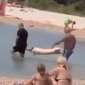 "Majko božja, odakle su ovi" Neobičan prizor na plaži: Turisti šokirali posetioce 'morskom' gozbom