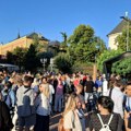 Protest ispred Jovine gimnazije, roditelji ne žele preseljenje njihove dece u druge škole