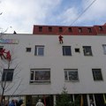 Deda Mrazovi se spustili sa krova Dečije klinike i obradovali mališane paketićima