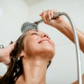 Greška pod tušem koja može da učini da koža izgleda starije