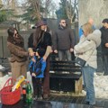 Син Миленка Мандића који је убијен са Жељком Ражнатовићем Арканом дошао на помен: запалио свећу, ту су Цеца, Богдана, мали…