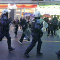 VJT apeluje na građane ispred Rektorata da ne napadaju policiju