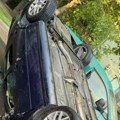(Foto) tinejdžer se isprevrtao u automobilu! Jeziva nesreća u Kaću: Završio na krovu, hitno prevezen u bolnicu