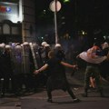 Policija oborila dečka na ulici i uhapsila ga, građani viču "pusti dete" VIDEO