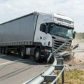 (Video) Probio zaštitnu ogradu Kamion izleteo na autoputu Ruma-Šabac