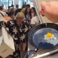 (Video) Jedni prže jaja i slaninu na prozoru, drugi se tuku zbog ventilatora neviđene scene usled toplotnog talasa u…