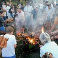"Bebi" lile za najmlađe, velike za tradiciju! Loznica se sprema za Petrovdansko veče, evo šta simbolizuje običaj star vekovima…