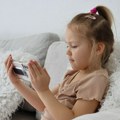 Vreme provedeno na telefonu do 6. godine utiče na ocene u školi: Trajno oblikuje učenje i pamćenje