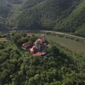 Vera kao lek na Maloj Svetoj gori: Živa Božija reč u manastirima Ovčarsko-Kablarske klisure (video)