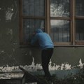 Maloletnik opljačkao agenciju za nekretnine u Novom Sadu, po društvenim mrežama kruži snimak krađe
