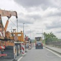 Gužve zbog radova na Pančevačkom mostu, ljudi izlaze iz autobusa i idu pešice