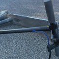 Stavio sina na električni trotinet pa se zakucali u auto: Obojicu odvezla Hitna pomoć