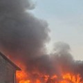 (Foto) vatrena stihija u Srbobranu: Gori ogroman objekat: Gusti crni dim kulja, sve raspoložive vatrogasne jedinice na terenu