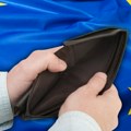Evropa pada, oni se bogate Briselske birokrate trpaju evre u svoje džepove, napumpali sebi plate, evo koliko zarađuju!