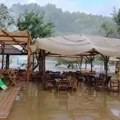 Voda prodrla u kućice pored obale, predmeti plutaju svuda okolo: Stravično nevreme kod slapova Kravice