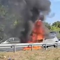 Vatra progutala džip kod Novog Sada: Vetar pogoršava širenje dima (Video)
