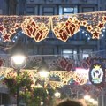Od najskuplje jelke do skromnih ukrasa: Kako se praznična atmosfera "spustila" u Beograd na vodi
