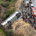 Autobus pun putnika sleteo sa puta, završio u jarku! Sve vrvi od policije i Hitne pomoći u omiljenom letovalištu, ima mrtvih…