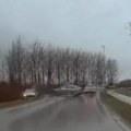 (Video) Hteo da pretekne kolonu, pa izazvao direktan sudar Zabeležena jeziva scena u Novom Sadu: Jedan auto odleteo sa puta