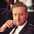 Uz njegovu pesmu se lome čaše u kafani: Pevač se u jeku slave povukao sa estrade, danas vodi porodičan život, a evo koliko se…
