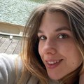 Zagrljeni na bazenu, oko njih šampanjac i cveće: Sestra Miljane Kulić pokazala dečka, ne skidaju osmeh sa lica