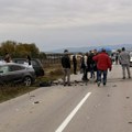 Lančani sudar na izlazu iz Leskovca: Automobil udario u kolonu svatova, put ka Pečenjevcu zatvoren