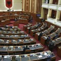 Haos u Albaniji: Poslanici se potukli tokom sednice, krenuli jedni na druge, razdvajalo ih obezbeđenje