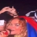 Isplivao novi snimak: Pogledajte trenutak kada se Rita Ora ogrnula srpskom zastavom - sada se pravda (video)