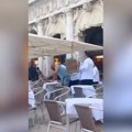 Opšta tuča u elitnom delu venecije: Potukli se konobari i turisti, stolice letele na sve strane (video)