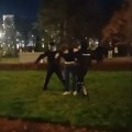 Još jedan SNIMAK - Policija ne želi da bije, pokušava da uhapsi demonstranta bez prebijanja (VIDEO)