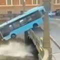 (Video) Autobus sa putnicima sleteo u reku! Leluja, skreće udesno, gura automobil i pada sa mosta: Nesreća u Rusiji…